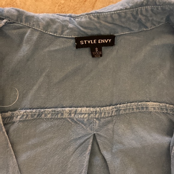 Button up - Picture 3 of 3